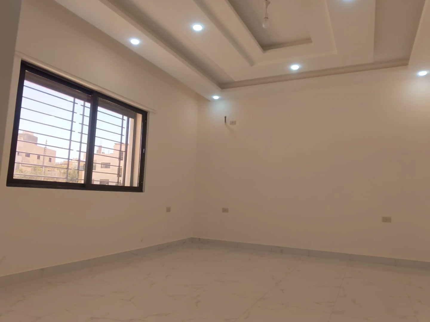 شقة في عين الباشا - حي الامير علي  - 69,000 دأ - صورة 1