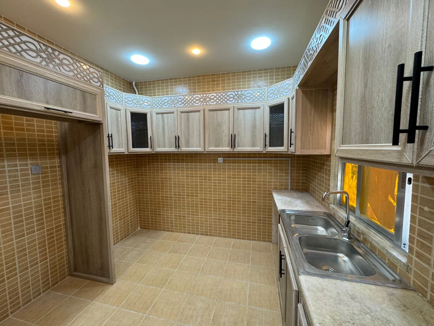 شقة في في المنطقة السكنية الثامنة (شرقي) - 37,000 دأ - صورة 1