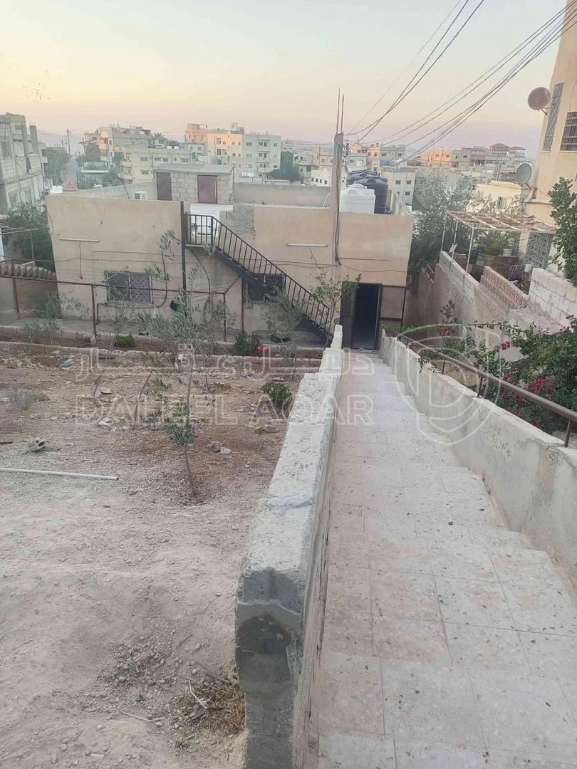 مبنى في الزرقاء جيل الأمير حسن قرب حاووز الماء  - 70,000 دأ - صورة 1