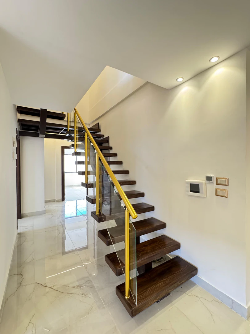 شقة في موقع مميز في منطقة قريبة من الأسواق وشارع المطار - 112,000 دأ - صورة 1