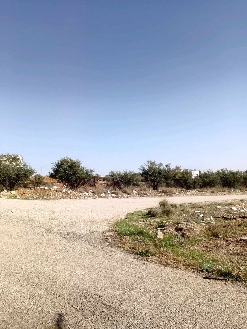 أرض في 1250م ناعور القهاقير ام القطين على شارعين - 175,000 دأ - صورة 1