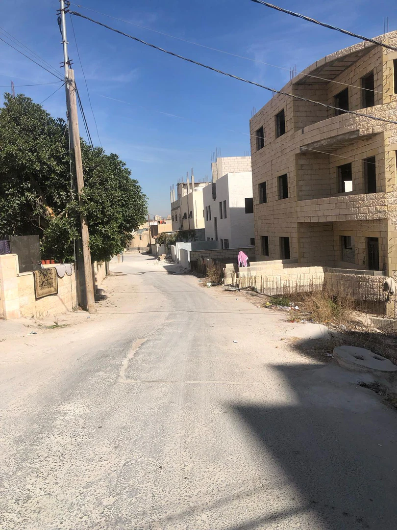 مبنى في عماره بحاجة للتشطيب بسعر جدا منخفض - 170,000 دأ - صورة 1