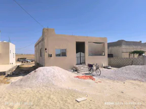 فيلا/منزل - المفرق شارع الثلاثين بيت مرخص ميه وكهرباء مشترك - 19000 دأ