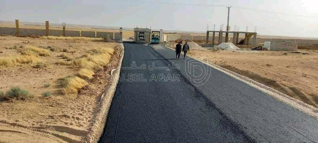 أرض في خلف واجهة مطار الملكة علياء الدولي - 22,000 دأ - صورة 1