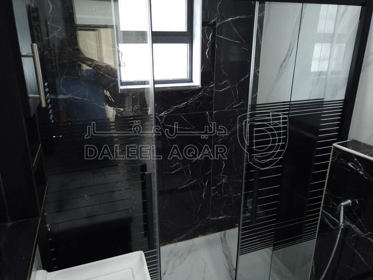 شقة في ‏ALHAKAM HOUSING كاش او أقساط من المالكمشروع مادبا حي الرشاد ((بالقرب من مسجد عيسى أبن مريم))( شقق طابقيه مساحة (174)📌لدينا فريق كامل مجهز في اي وقت للجولات الميدانية وتزويدكم في ادق التفاصيل للمشروع (المشروع جاهزة للتسليم) 🏘️🏘️🏙️ شركتنا مختصة باختيار المواقع الاستراتيجية وفي أرقى المناطق) ________🏘️ مواصفات الشقق بمواصفات ڤلل💯تشطيبات سوبر ديلوكس❇️ مساحة الشقه الاولى 174+220 مساحات خارجيه ❇️ مساحة الشقق (174)م وتتكون من : ✔️ 2 غرف نوم اطفال  ✔️ غرفة ماستر ✔️ 3حمامات ✔️ صالون مع بلكونه✔️ مطبخ مع بلكونه✔️ غرفة ضيوف مع بلكونه 📌مواصفـات الشقة :-🔹المنيوم مقطع خاص Spacer 16m زجاج Double Glaze عازل للحرارة والصوت .🔹اباجورات المنيوم كهرباء معزولة Foam .🔹 بورسلان إسباني نخب أول .🔹 أطقم حمامات معلقة Vetra .🔹 مغاسل كاونتر مع خزائن Laminate .🔹 بطاريات Roca إسباني .🔹 نظام Shower Jet مع قاطع سيكوريت واكسسوارات Stainless steel .🔹 أسقف جبسبمورد مع ديكورات مودرن مميزة لكامل الشقة .🔹انارة Spot light Linear light لكامل الشقة .🔹أبواب قشرة جوز دهان ايطالي .🔹باب رئيسي أمان متعدد الاقفال .🔹دهانات ديكورية للمداخل ودهانات Dulux لداخل الشقة .🔹انتركم  .🔹تمديدات انترنت لكل الغرف .🔹تأسيس كامل للمكيفات لكل الغرف ويشمل النحاس والكهرباء والتصريف .🔹نظام ستلايت مركزي📌مواصفات المشروع :-🔸واجهات وبروزات معمارية مميزة حجر رويشد نخب اول قياس 50 سم .🔸ديكورات للمداخل والادراج وواجهات المصاعد .🔸رخام ايطالي للمداخل والادراج والترسات .🔸مصعد ايطالي Stainless Steel .🔸عزل كامل مائي وحراري لجدران المبنى داخلي وخارجي .🔸موقف سيارة مستقل لكل شقة .🔸خزان ماء اضافي لكل شقة .🔸تشطيبات Super Deluxe .🔸اشراف هندسي كامل على كافة مراحل العمل من التأسيس وحتى التشطيب النهائي .✅ خدمة ضمان ما بعد البيع :-جميع الشقق منفذة باعلى المواصفات الفنية ومكفولة لمدة سنةكاملة 💯.للأستفسار :0777979428 - 75,000 دأ - صورة 1