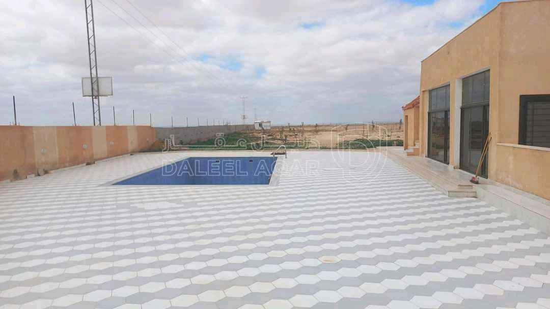 أرض في خلف واجهة مطار الملكة علياء الدولي - 22,000 دأ - صورة 1