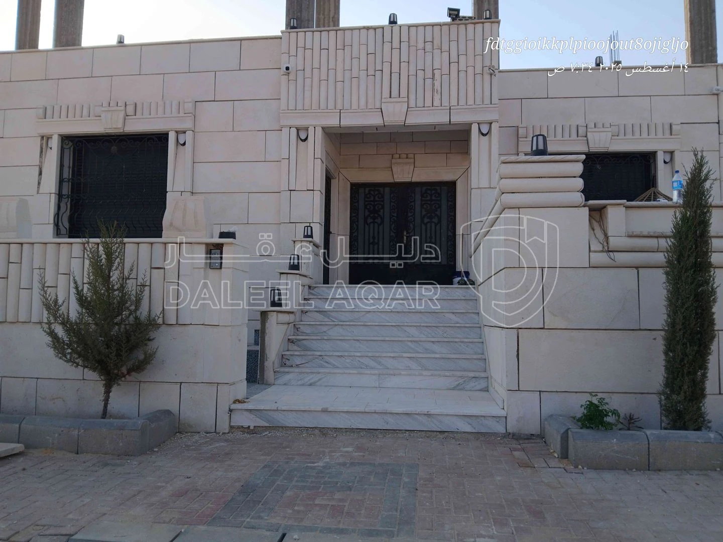 فيلا/منزل في اتستراد الزرقاء المفرق بين جامعه الزرقاء الخاصه والجامعه الهاشميه   - 130,000 دأ - صورة 1