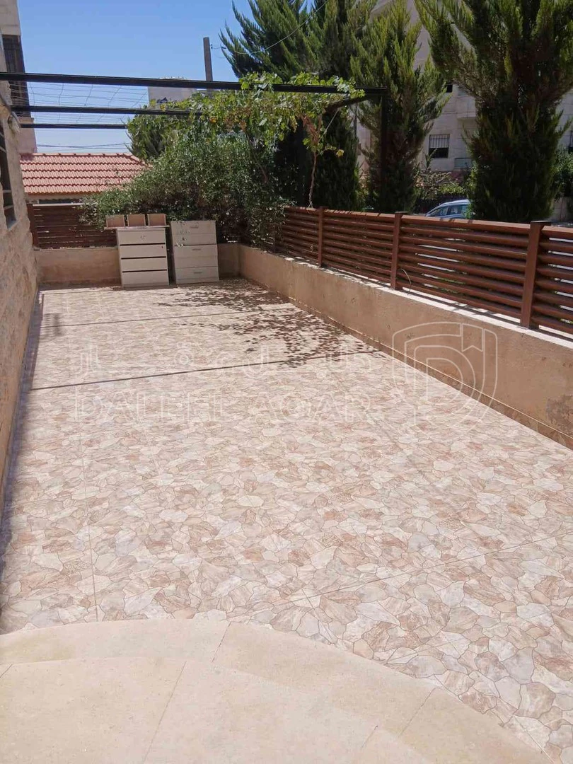 شقة في الجبيهة حي ام زويتينة طايق ارضي مع ساحة خارجية . مدخل مستقل( باب عالمطبخ و باب ع غرفة الضيوف و باب من مدخل العمارة )٣ غرف نوم واحدة ماستر غرفة ضيوف صالون مطبخ مفتوح على صالة ٦ متر خزانات(٤ تحت ٢ فوق ) - 70,000 دأ - صورة 1