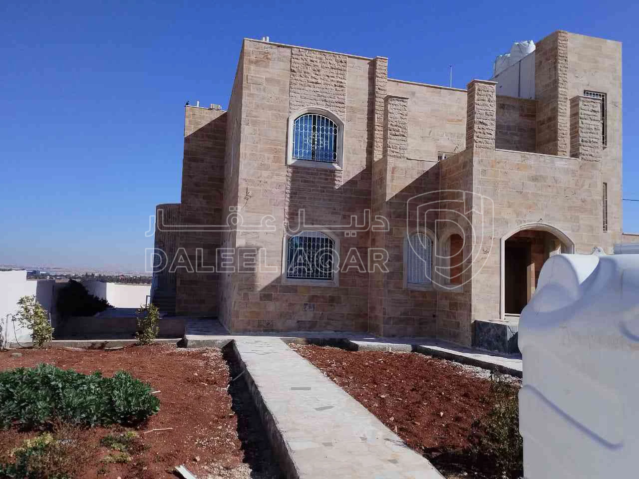 فيلا/منزل في عمان القسطل قبل جسر المطار قريبه من فلل الاندلسيه - 320,000 دأ - صورة 1