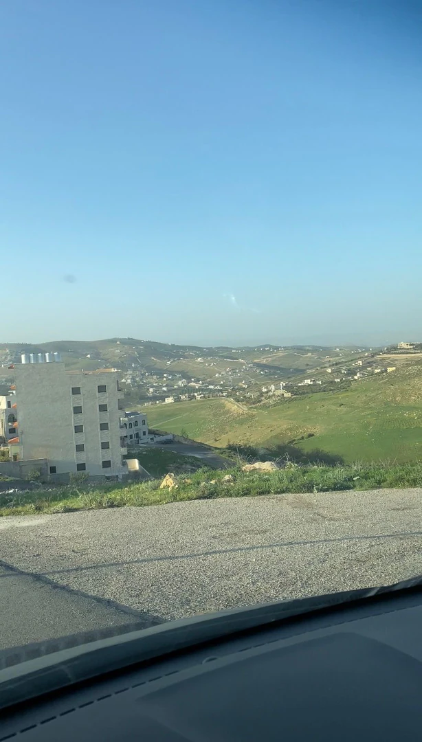 أرض في ارض في ام العروق على شارعين للبيع  - 95,000 دأ - صورة 1