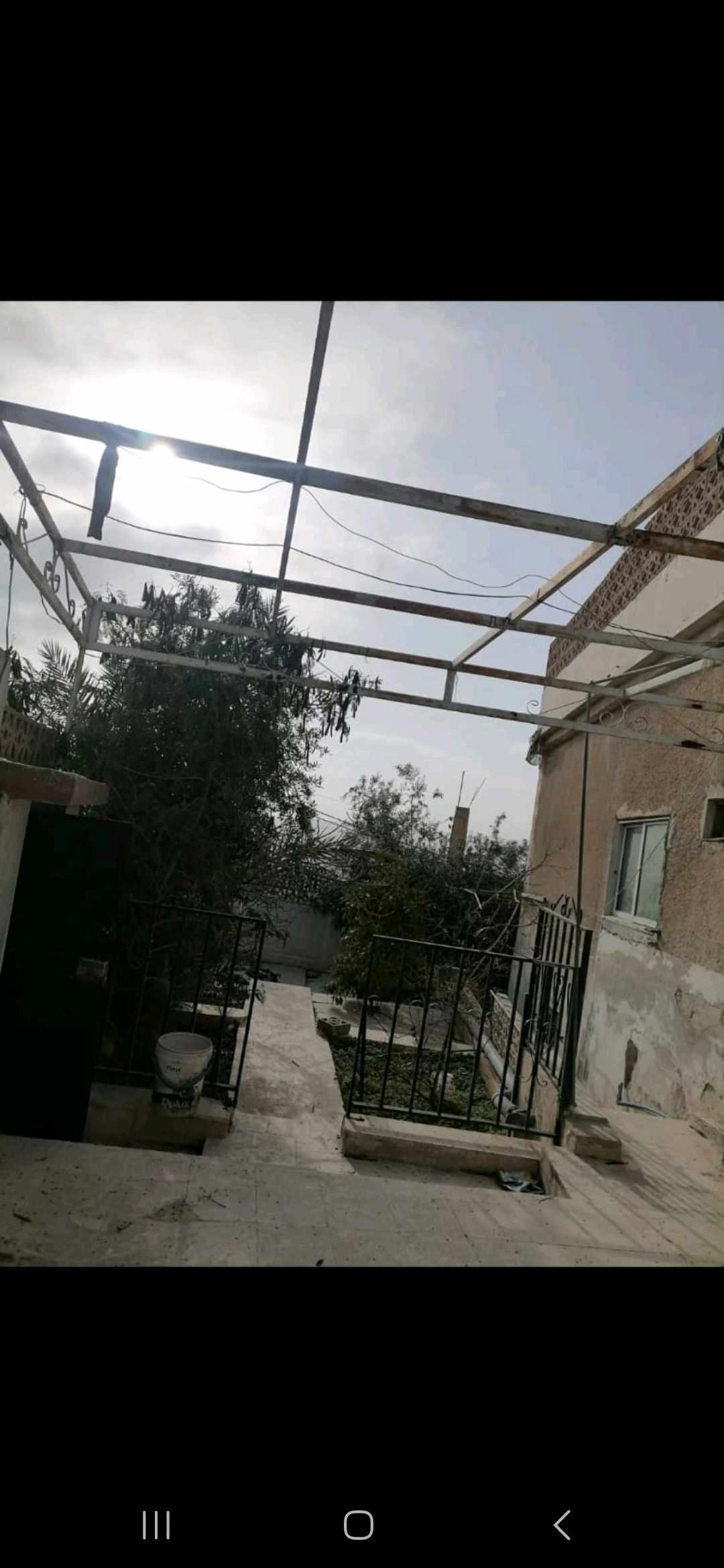 مبنى في عمارتين للبيع على قطع ارض واحده في جبل الامير حسن / الزرقاء *العماره الاولى* شقتين طابقيتين و تسويه  (كل العماره عباره عن شقتين و تساوي)مساحه الشقه الواحده ٢١٠ متر الشقه الاولى مع كراج و مساحه خارجيه تتجاوز ١٠٠ متر جزء منها مزروع و يوجد في العماره بئر ماء ارضي اربع متر  و كراج سياره*العماره الثانية* شقتين طابقيتين مساحه كل شقه ١٠٠ متر و الطابق الأول مخزنين تجاريينجميع الشقق و المخازن مؤجره بدخل شهري ٦٢٠ دينار - 80,000 دأ - صورة 1