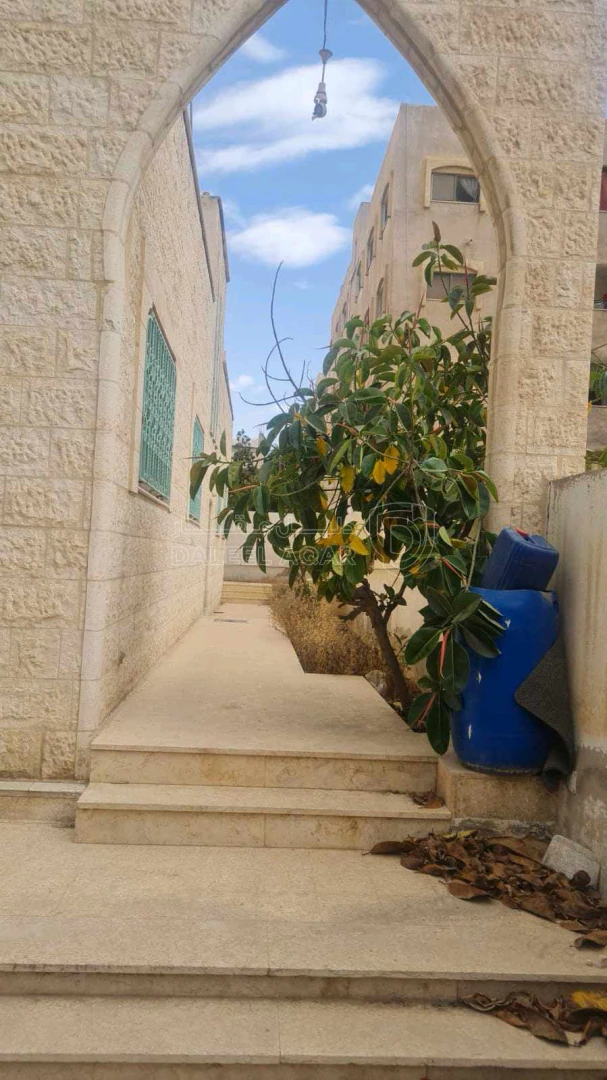 فيلا/منزل في الزرقاء الاتستراد خلف جمعيه عمر بن الخطاب ضريبة الدخل - 150,000 دأ - صورة 1
