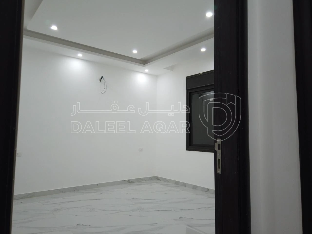 شقة في ‏ALHAKAM HOUSING كاش او أقساط من المالكمشروع مادبا حي الرشاد ((بالقرب من مسجد عيسى أبن مريم))( شقق طابقيه مساحة (174)📌لدينا فريق كامل مجهز في اي وقت للجولات الميدانية وتزويدكم في ادق التفاصيل للمشروع (المشروع جاهزة للتسليم) 🏘️🏘️🏙️ شركتنا مختصة باختيار المواقع الاستراتيجية وفي أرقى المناطق) ________🏘️ مواصفات الشقق بمواصفات ڤلل💯تشطيبات سوبر ديلوكس❇️ مساحة الشقه الاولى 174+220 مساحات خارجيه ❇️ مساحة الشقق (174)م وتتكون من : ✔️ 2 غرف نوم اطفال  ✔️ غرفة ماستر ✔️ 3حمامات ✔️ صالون مع بلكونه✔️ مطبخ مع بلكونه✔️ غرفة ضيوف مع بلكونه 📌مواصفـات الشقة :-🔹المنيوم مقطع خاص Spacer 16m زجاج Double Glaze عازل للحرارة والصوت .🔹اباجورات المنيوم كهرباء معزولة Foam .🔹 بورسلان إسباني نخب أول .🔹 أطقم حمامات معلقة Vetra .🔹 مغاسل كاونتر مع خزائن Laminate .🔹 بطاريات Roca إسباني .🔹 نظام Shower Jet مع قاطع سيكوريت واكسسوارات Stainless steel .🔹 أسقف جبسبمورد مع ديكورات مودرن مميزة لكامل الشقة .🔹انارة Spot light Linear light لكامل الشقة .🔹أبواب قشرة جوز دهان ايطالي .🔹باب رئيسي أمان متعدد الاقفال .🔹دهانات ديكورية للمداخل ودهانات Dulux لداخل الشقة .🔹انتركم  .🔹تمديدات انترنت لكل الغرف .🔹تأسيس كامل للمكيفات لكل الغرف ويشمل النحاس والكهرباء والتصريف .🔹نظام ستلايت مركزي📌مواصفات المشروع :-🔸واجهات وبروزات معمارية مميزة حجر رويشد نخب اول قياس 50 سم .🔸ديكورات للمداخل والادراج وواجهات المصاعد .🔸رخام ايطالي للمداخل والادراج والترسات .🔸مصعد ايطالي Stainless Steel .🔸عزل كامل مائي وحراري لجدران المبنى داخلي وخارجي .🔸موقف سيارة مستقل لكل شقة .🔸خزان ماء اضافي لكل شقة .🔸تشطيبات Super Deluxe .🔸اشراف هندسي كامل على كافة مراحل العمل من التأسيس وحتى التشطيب النهائي .✅ خدمة ضمان ما بعد البيع :-جميع الشقق منفذة باعلى المواصفات الفنية ومكفولة لمدة سنةكاملة 💯.للأستفسار :0777979428 - 75,000 دأ - صورة 1