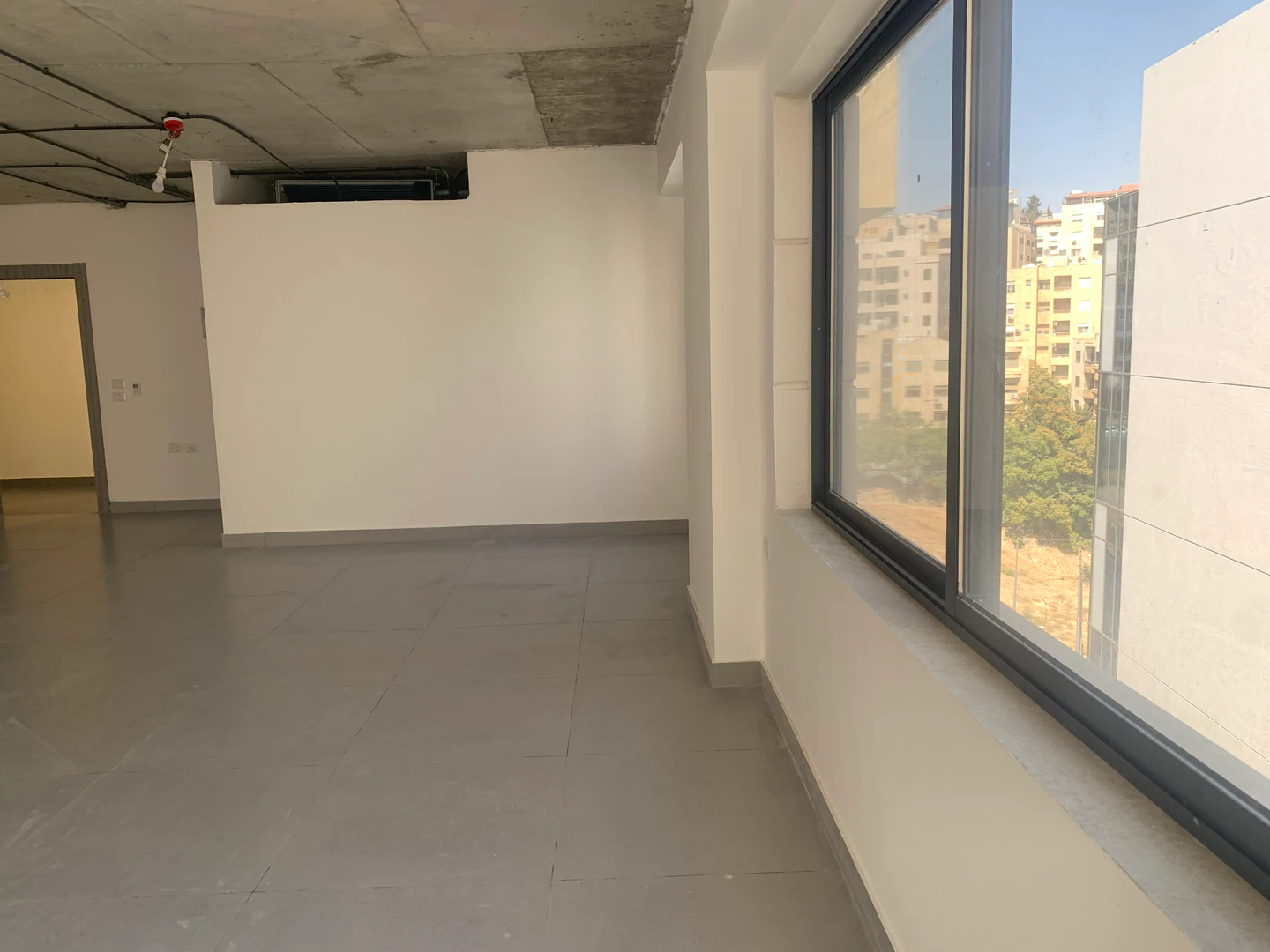 مكتب/تجاري في وادي صقرة، مقابل البنك العربي - 84,000 دأ - صورة 1