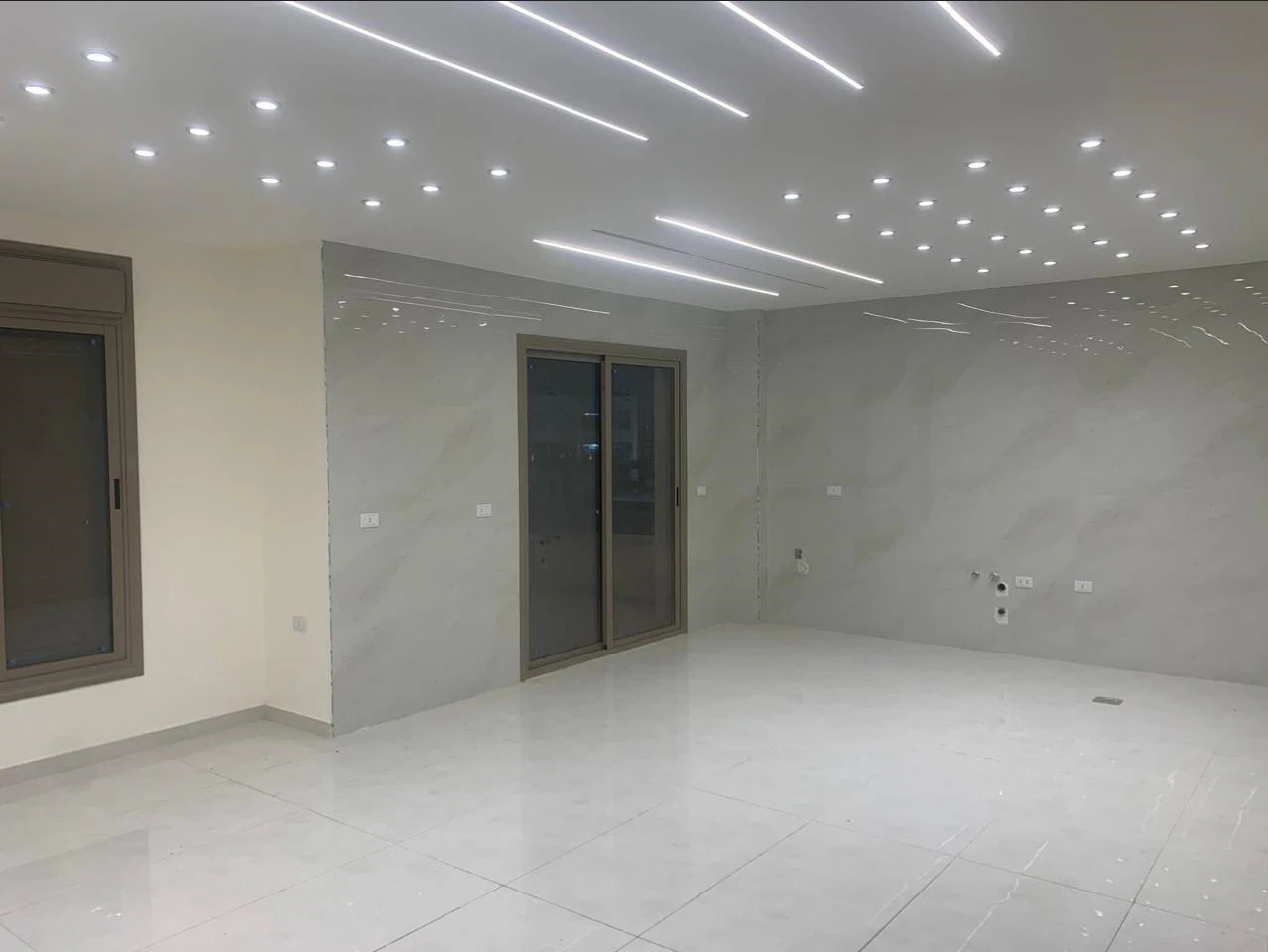 شقة في الزرقاء - مدينة الشرق - 65,000 دأ - صورة 1