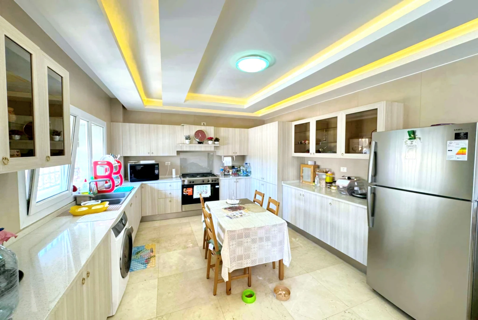 شقة في شارع الملكه زين - 225,000 دأ - صورة 1