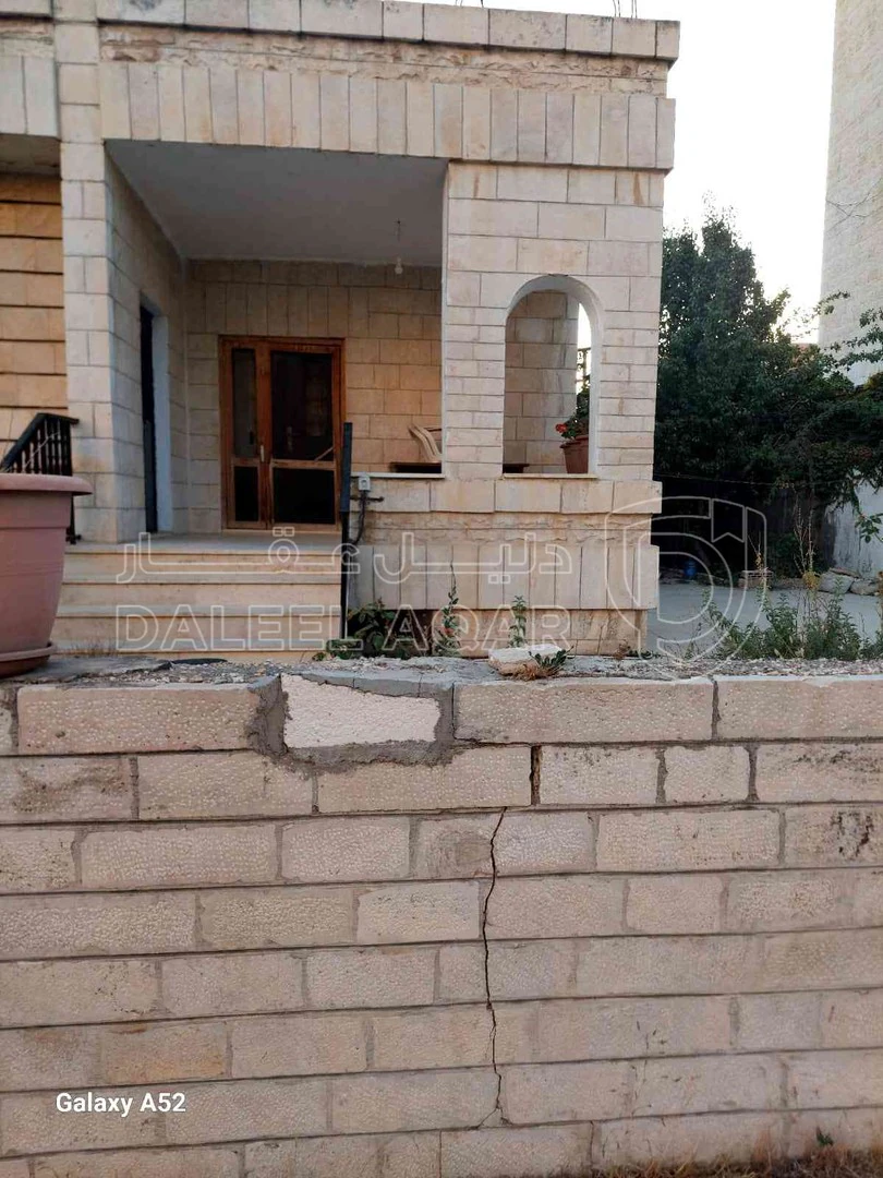 فيلا/منزل في عمان/البيادر/الجندويل/شارع الجيل/ بالقرب من مدرسة الفاروق  - 650,000 دأ - صورة 1