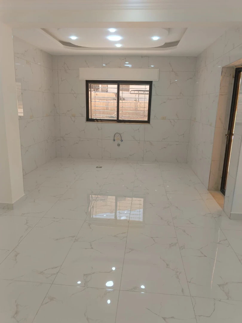 شقة في عين الباشا - حي الامير علي  - 59,000 دأ - صورة 1
