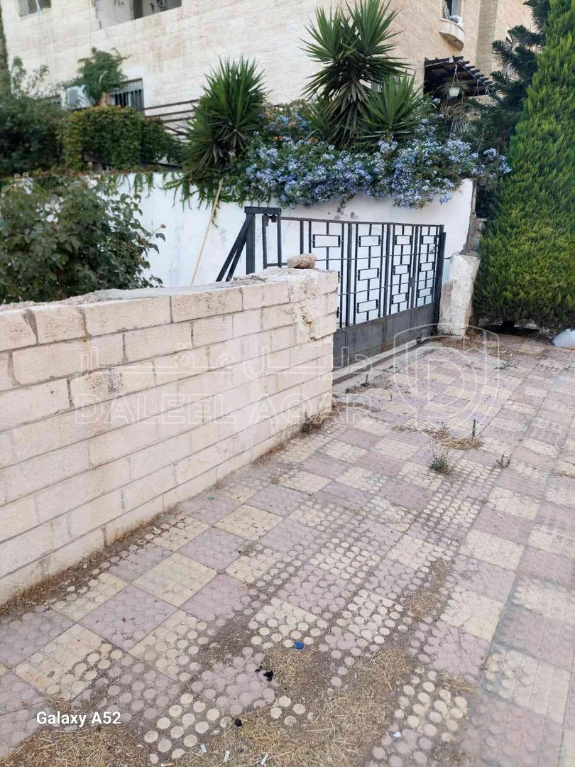 فيلا/منزل في عمان/البيادر/الجندويل/شارع الجيل/ بالقرب من مدرسة الفاروق  - 650,000 دأ - صورة 1