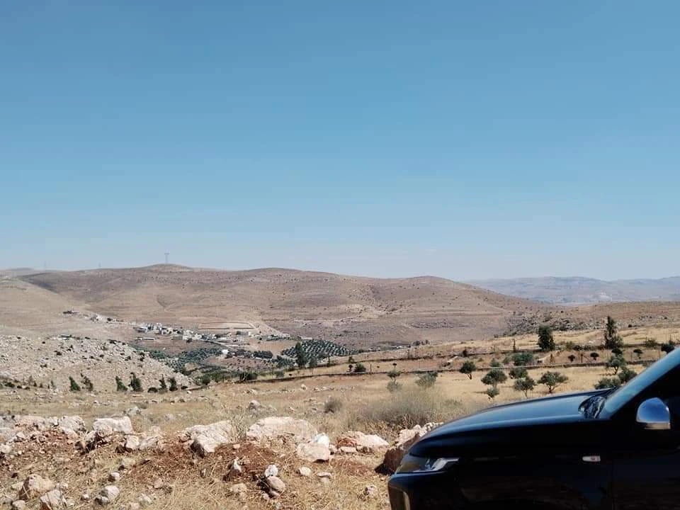 أرض في الزرقاء القنيه بجانب مطعم سمكنا  - 25,000 دأ - صورة 1