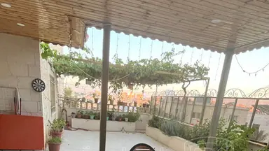 شقة - 🏡 للبيع – شقة بإطلالة ساحرة على وادي الشجرة ومنطقة الدبابنة / السلط – إسكان المهندسين - 65000 دأ