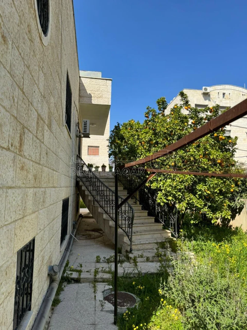 مبنى في اربد - قرب مجمع عمان الجديد وسوبر ماركت MK - 280,000 دأ - صورة 1