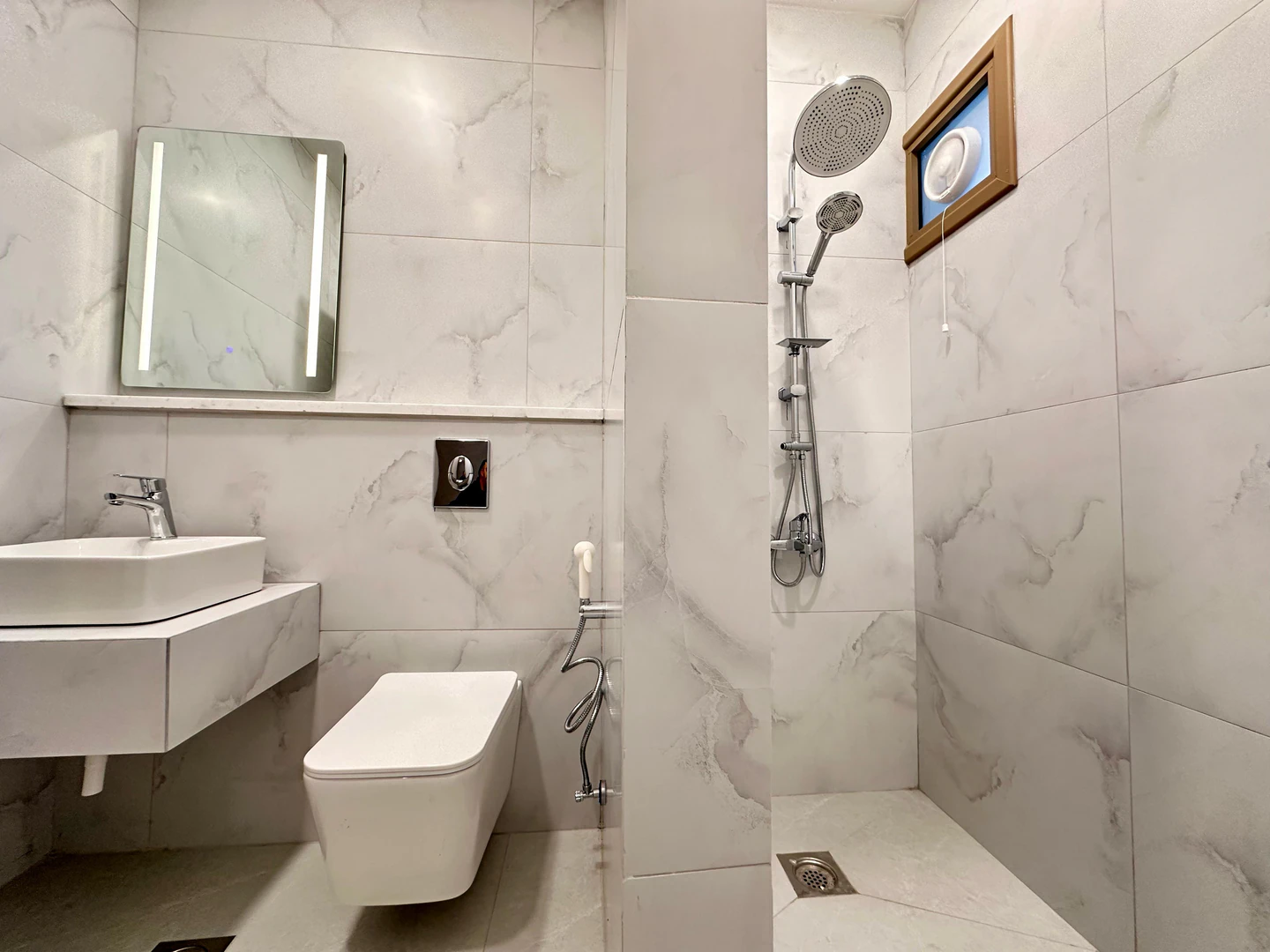 شقة في أسواق الفريد شفا بدران  - 240,000 دأ - صورة 1