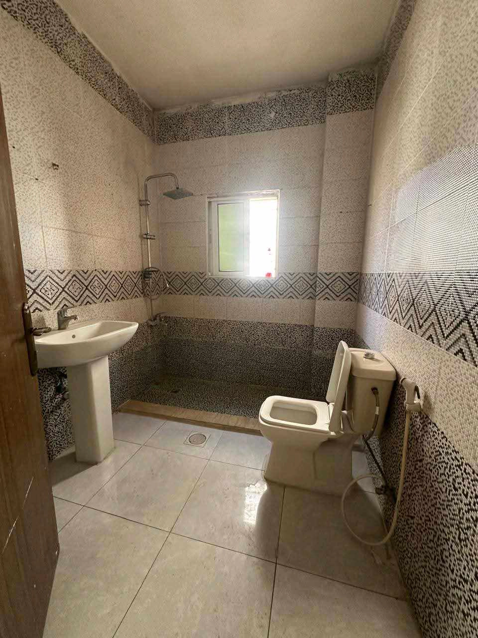 مبنى في عمان الهاشمي الشمالي مقابل مدارس الراية - 110,000 دأ - صورة 1
