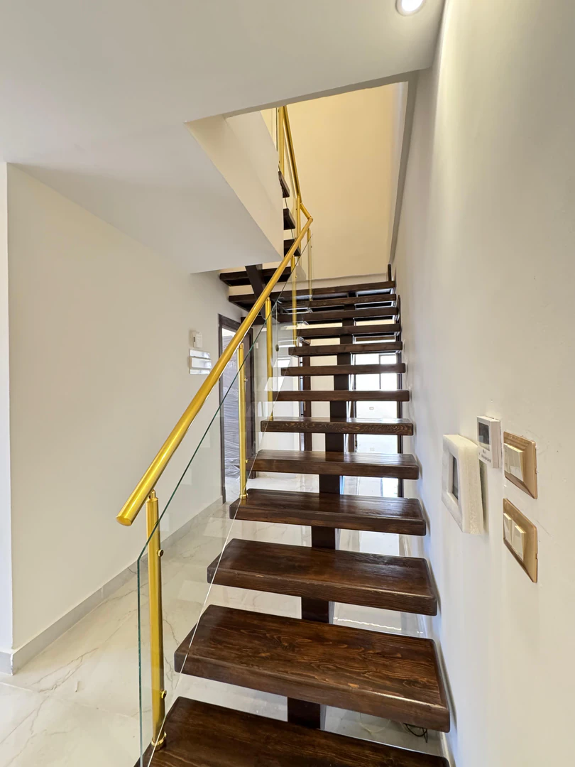 شقة في موقع مميز في منطقة قريبة من الأسواق وشارع المطار - 112,000 دأ - صورة 1