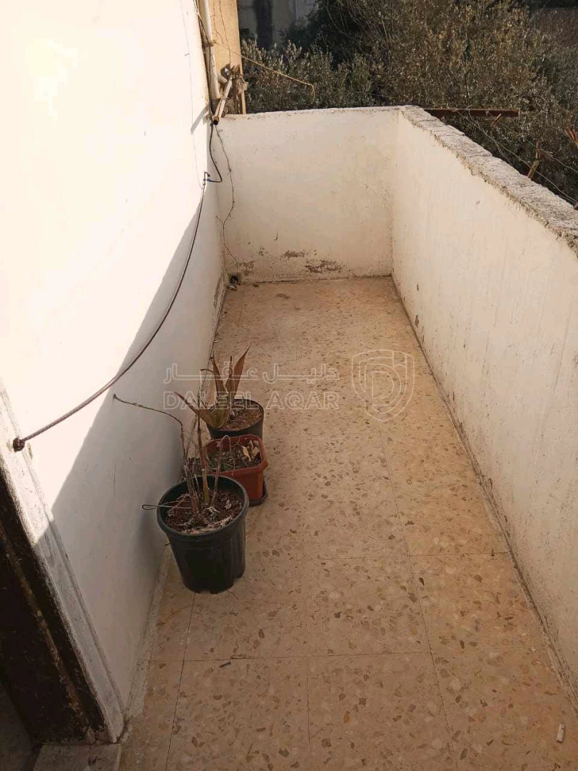 شقة في إربد حكما قرب ديوان السلام  - 26,500 دأ - صورة 1