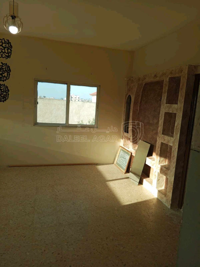 شقة في إربد حكما قرب ديوان السلام  - 26,500 دأ - صورة 1