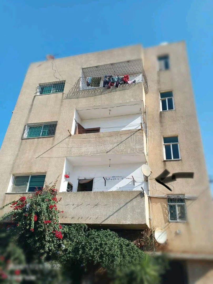 شقة في إربد حكما قرب ديوان السلام  - 26,500 دأ - صورة 1