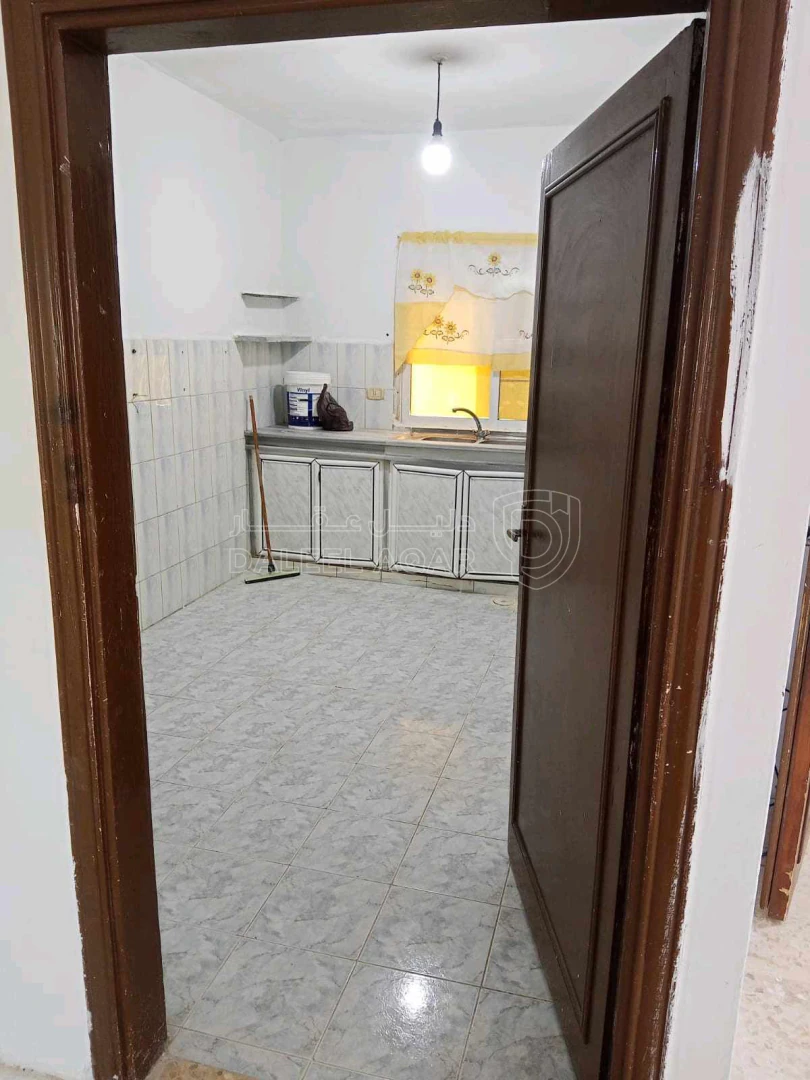 شقة في إربد حكما قرب ديوان السلام  - 26,500 دأ - صورة 1