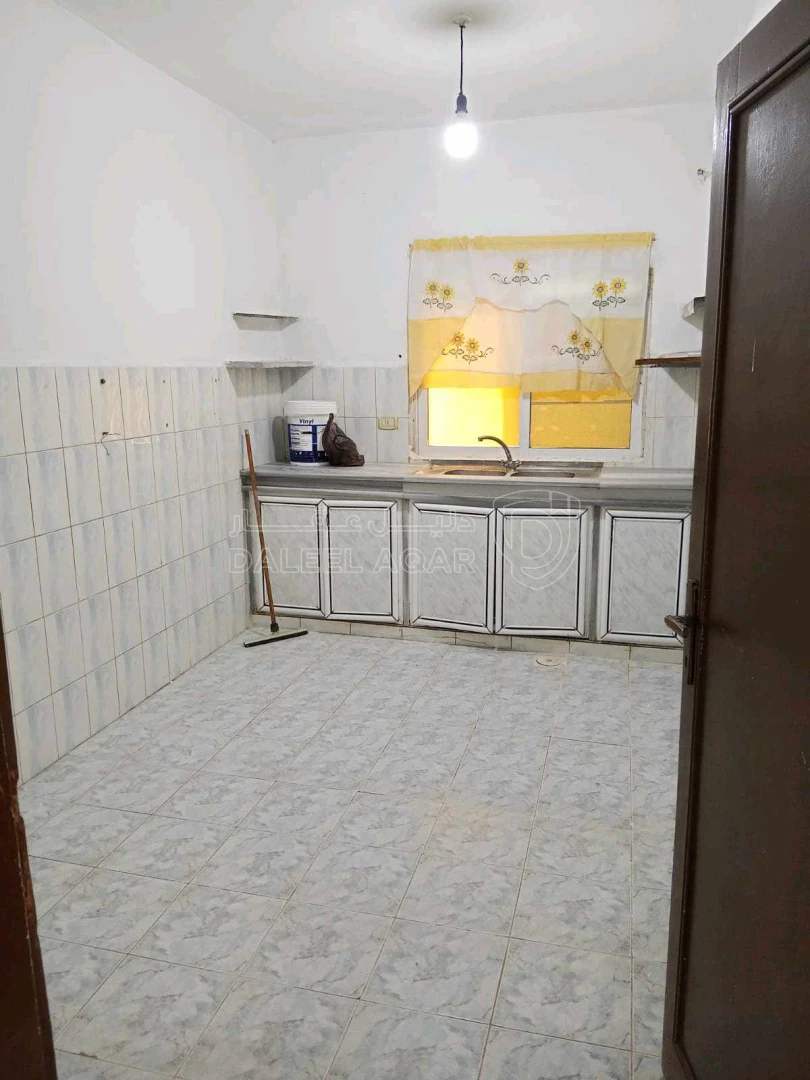 شقة في إربد حكما قرب ديوان السلام  - 26,500 دأ - صورة 1