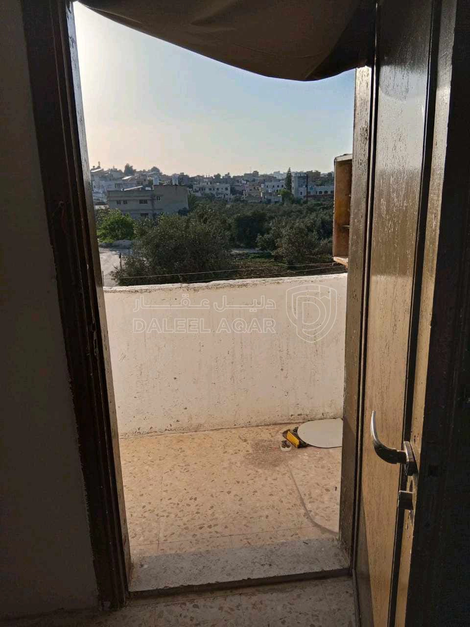 شقة في إربد حكما قرب ديوان السلام  - 26,500 دأ - صورة 1