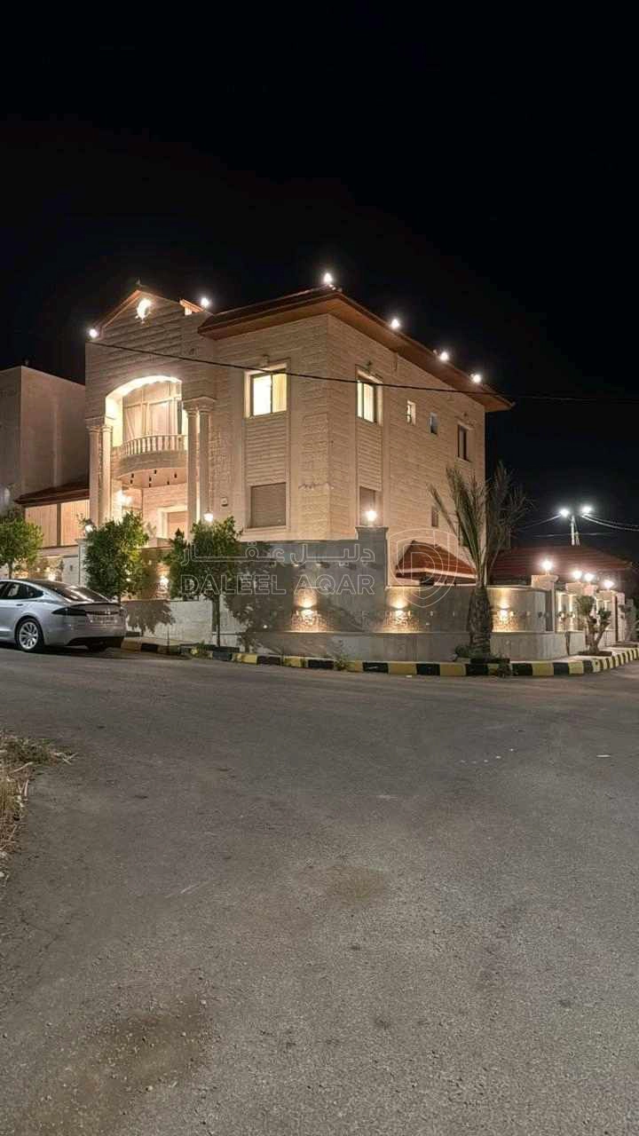 فيلا/منزل في فيلا فاخرة للبيع في إربد – موقع مميز وإطلالة مفتوح - 160,000 دأ - صورة 1