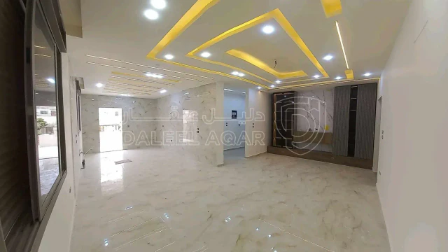شقة - شارع البتراء قرب إربدمول قراند وبيت البن البرازيلي - 88000 دأ