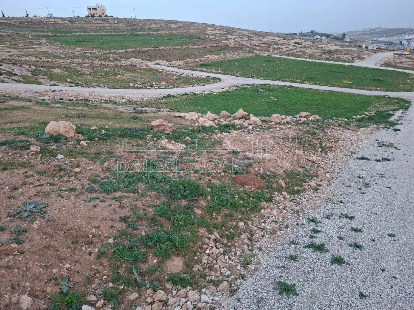 أرض في أرض سكنية بالمستندة الجديدة- 2.5 كم عن اشارة الغاز - 38,000 دأ - صورة 1