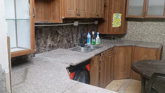 شقة - غرب دوار العيادات الخارجية قرب مدرسة زينب بنت الرسول - 35000 دأ