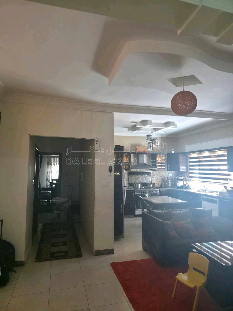 شقة في حي الكوم قرب جامع الفاروق - 55,000 دأ - صورة 1