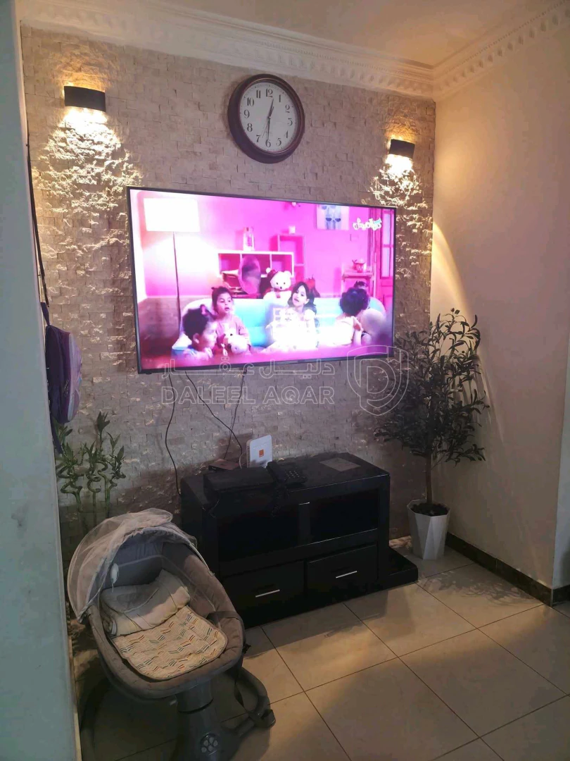 شقة في حي الكوم قرب جامع الفاروق - 55,000 دأ - صورة 1