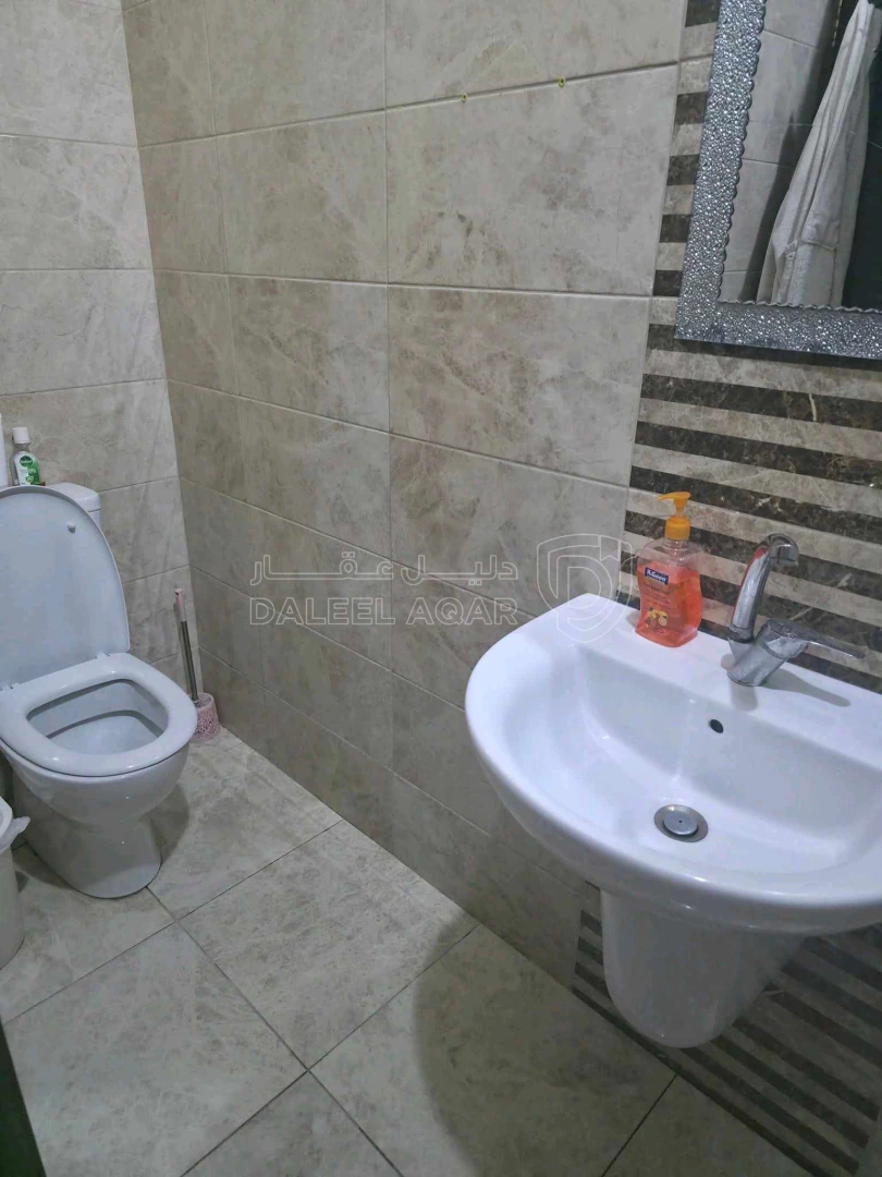 شقة في حي الكوم قرب جامع الفاروق - 55,000 دأ - صورة 1