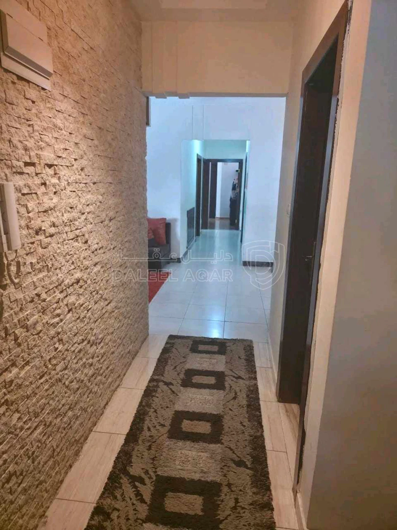 شقة في حي الكوم قرب جامع الفاروق - 55,000 دأ - صورة 1