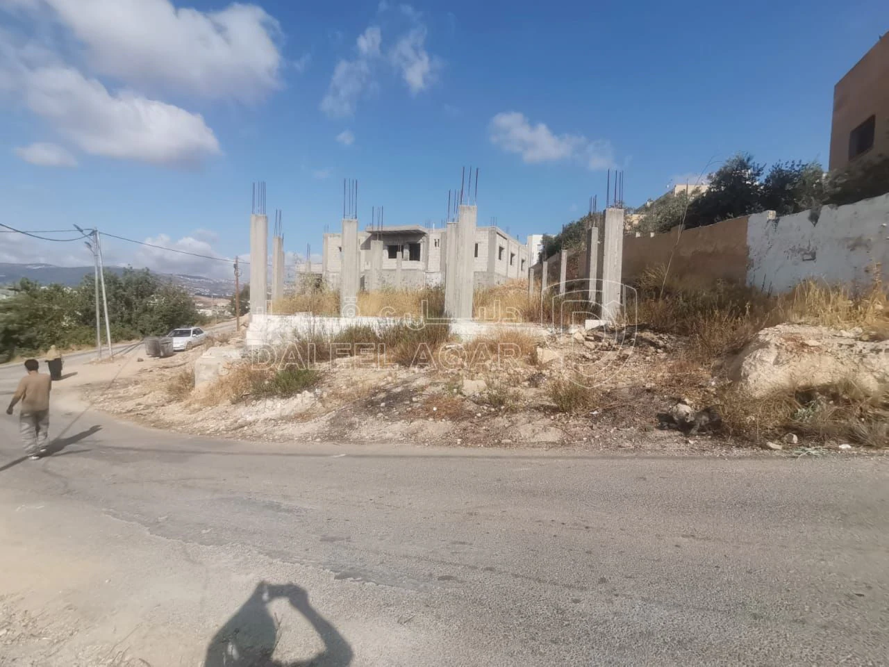 أرض في جرش ، الحمرا ، مدرسة الشهيد عبد الرزاق الدلابيح  - 45,000 دأ - صورة 3