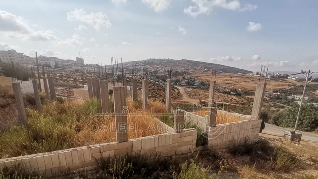 أرض في جرش ، الحمرا ، مدرسة الشهيد عبد الرزاق الدلابيح  - 45,000 دأ - صورة NaN
