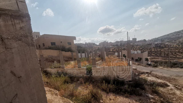 أرض في جرش ، الحمرا ، مدرسة الشهيد عبد الرزاق الدلابيح  - 45,000 دأ - صورة NaN