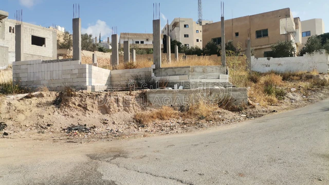 أرض - جرش ، الحمرا ، مدرسة الشهيد عبد الرزاق الدلابيح  - 45000 دأ