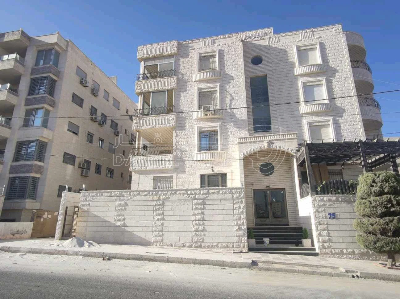 شقة في غرب جامعة العلوم والتكنولوجيا بالقرب من سوبر ماركت - 120,000 دأ - صورة 1