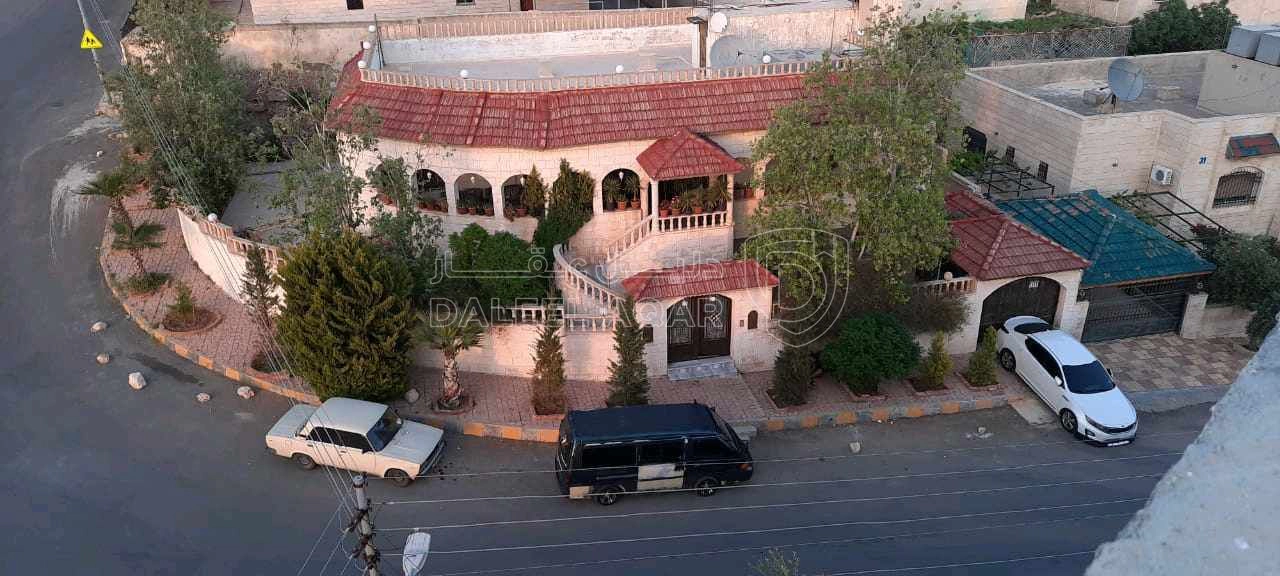 فيلا/منزل في عمان حي عدن بجانب مدرسة حي عدن  - 300,000 دأ - صورة 1