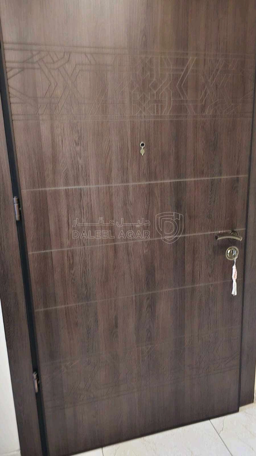 شقة في شقة دير غبار ، مطبخ راكب ، خزائن حائط ديكورات  - 115,000 دأ - صورة 1